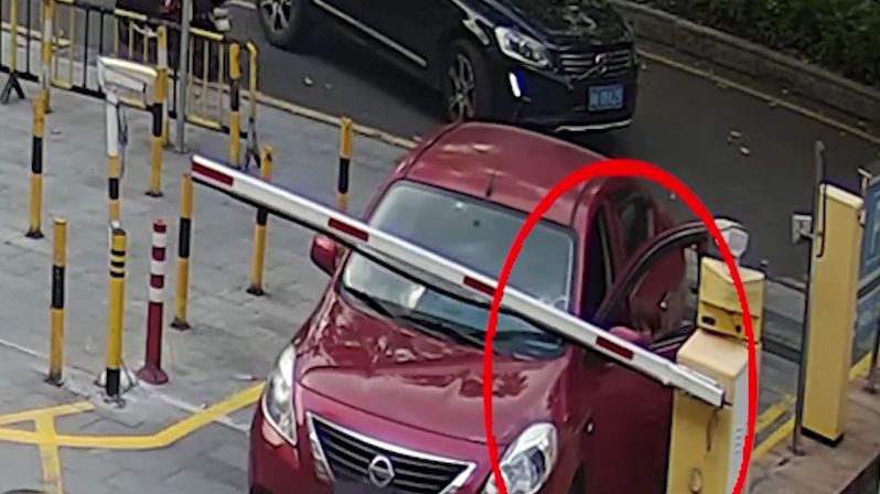 Řidička se zaklínila ve dveřích auta, když si vyzvedávala parkovací lístek z automatu